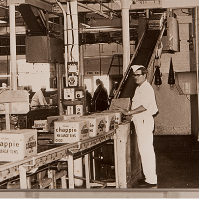 The inside of a U.K. factory producing CHAPPIE® canned dog food in the 1930s.